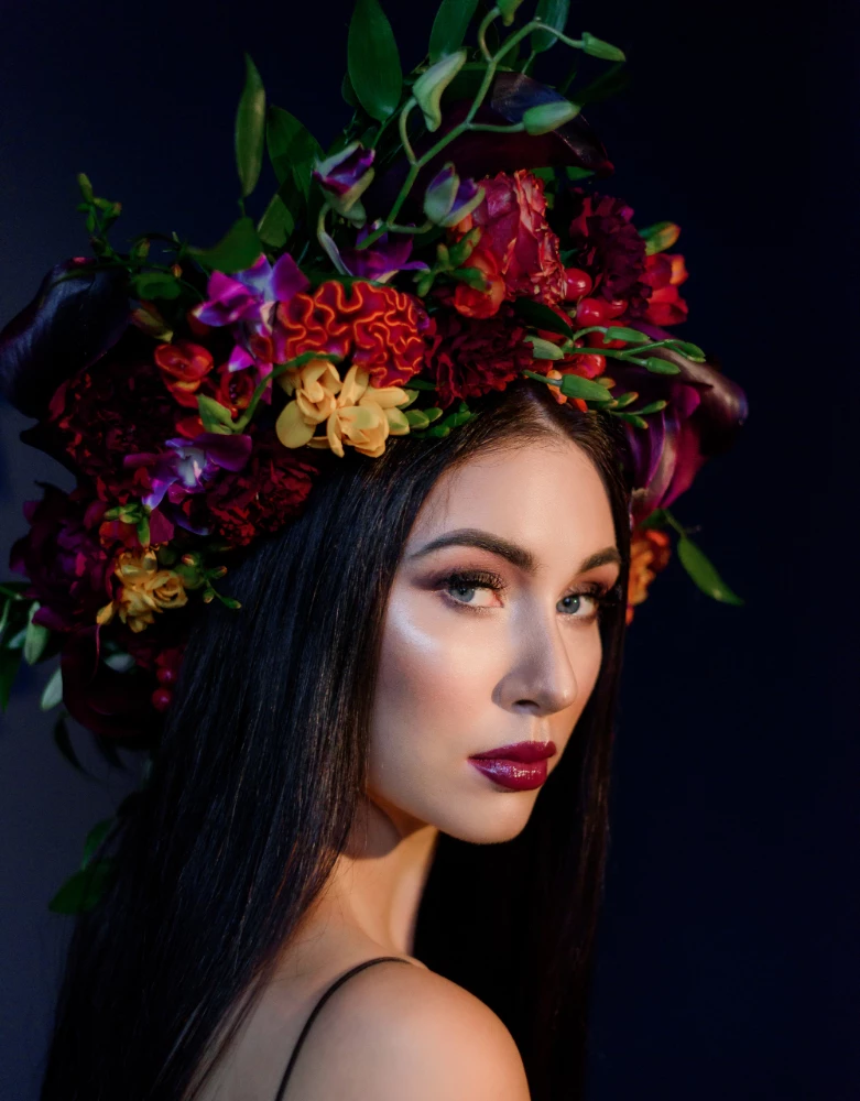 Studio-Porträt mit Blumenkrone